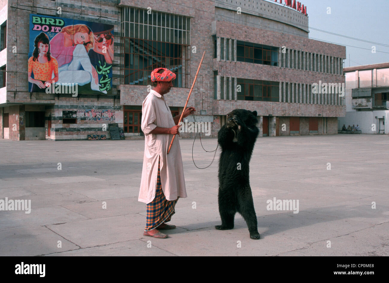 Bear tamer davanti a una sala cinema ( Pakistan) Foto Stock