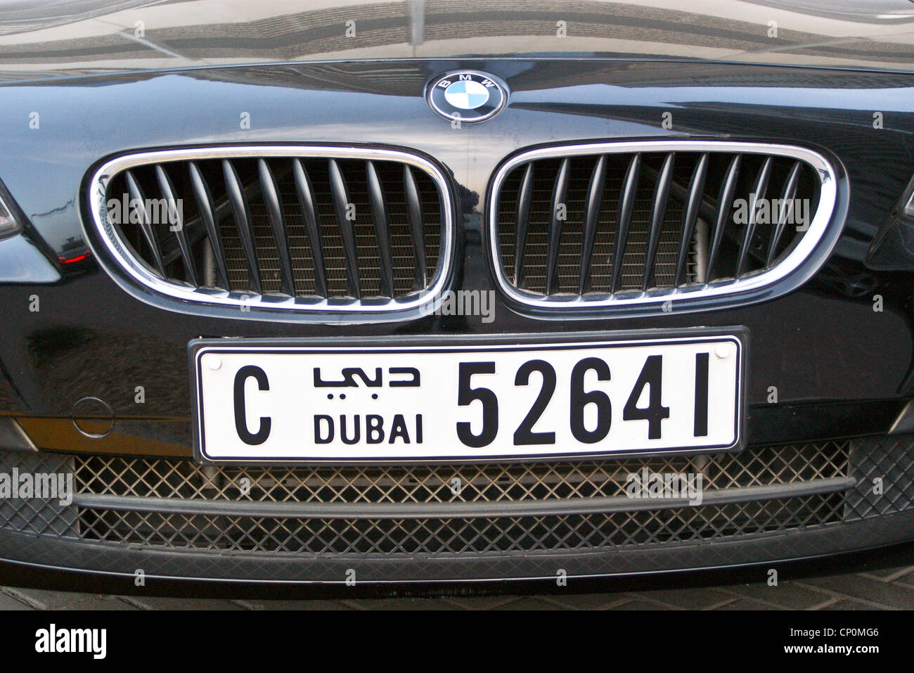 Una BMW con Dubai targhe, Dubai, Emirati Arabi Uniti Foto Stock