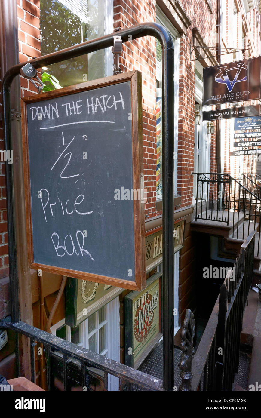 Giù per la Berlina, un piccolo bar locale nel Greenwich Village di New York City. Foto Stock