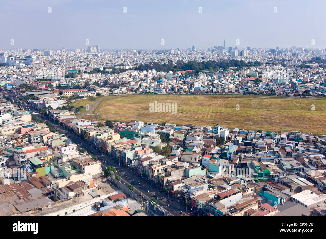 Orizzontale antenna sud vista sui tetti della città di Ho Chi Minh in un giorno chiaro. Foto Stock