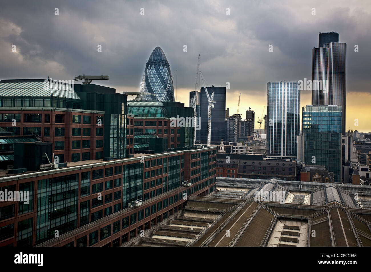 Paesaggio guardando attraverso lo skyline della città di Londra, mostrando il Gherkin Building e la torre 42, Londra, Inghilterra, Regno Unito Foto Stock