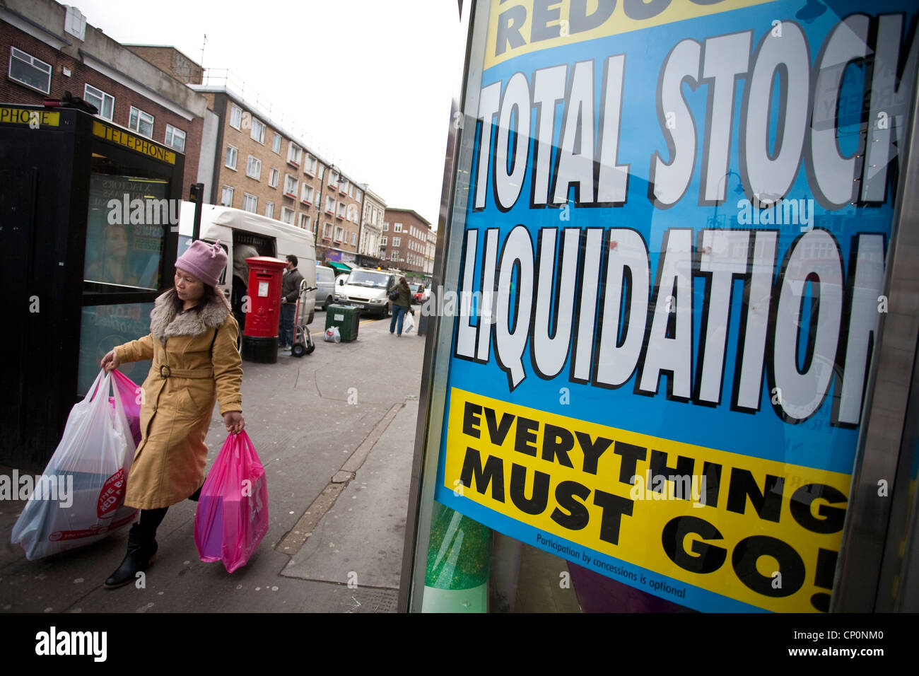 Chiudere la vendita a high street shop in Finchley, Londra, Inghilterra, Regno Unito Foto Stock