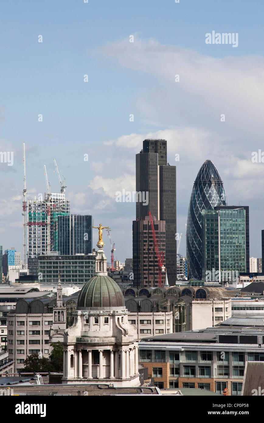 Paesaggio urbano verticale attraverso lo skyline della città di Londra, che mostra il quartiere finanziario in distanza, England, Regno Unito Foto Stock