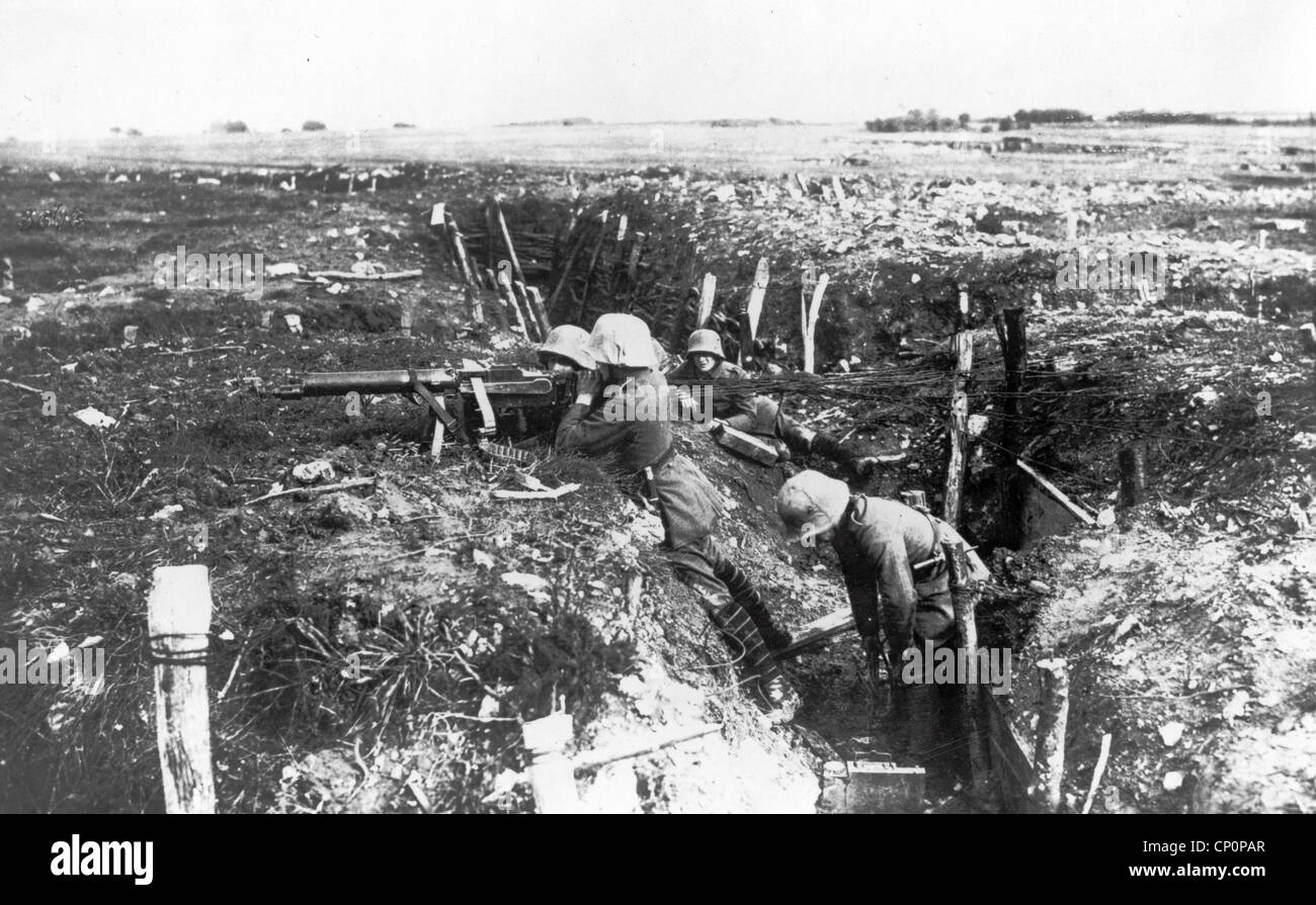 Il tedesco mitraglieri in una trincea durante la Prima Guerra Mondiale Foto Stock