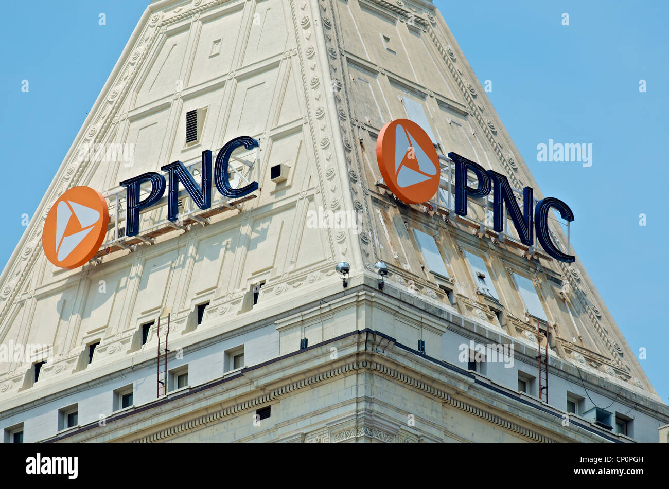 Logo sulla parte superiore della PNC Bank Tower nel centro cittadino di Cincinnati, Ohio Foto Stock
