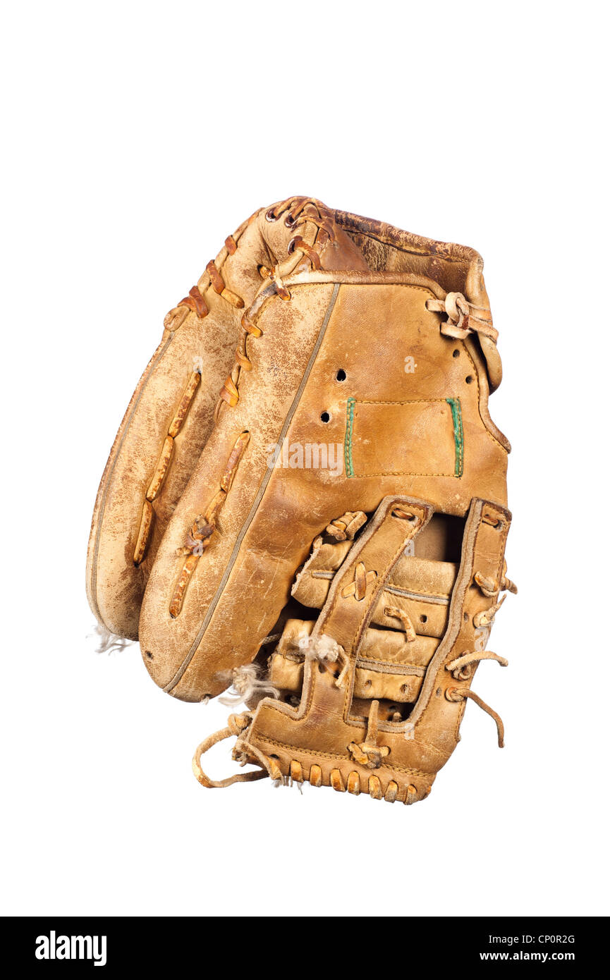 Una vecchia e decadente pelle guanto da baseball con lacci sfilacciati e in una condizione di grungy isolato su bianco. Foto Stock