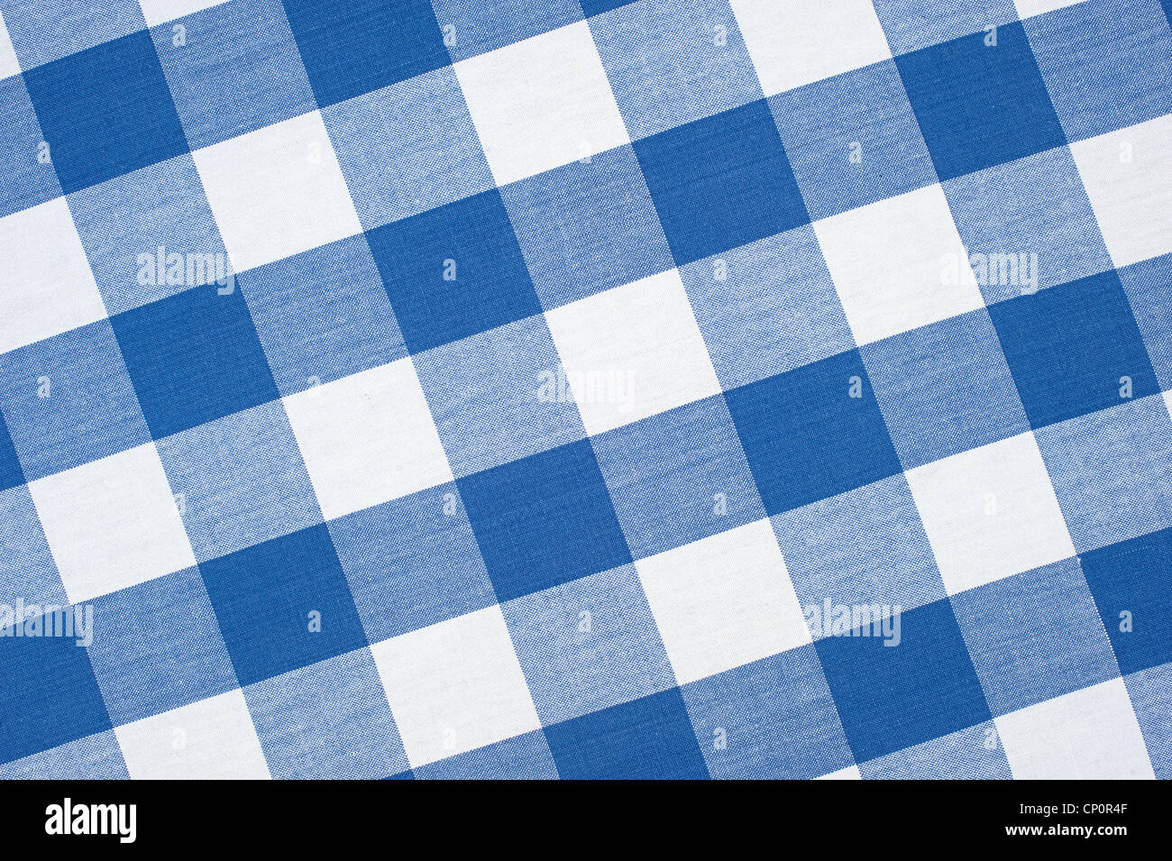 Un blu, senza saldatura, a scacchi tovaglia da picnic completamente incorniciato da una prospettiva diagonale. Foto Stock