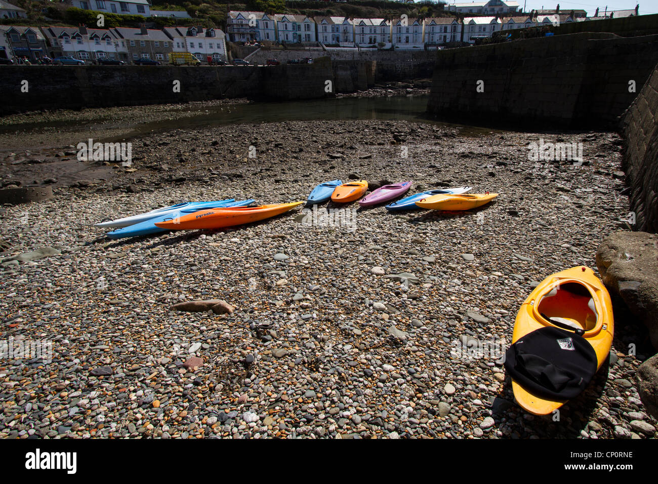 Kayaks nel porto interno a Porthleven a bassa marea Foto Stock