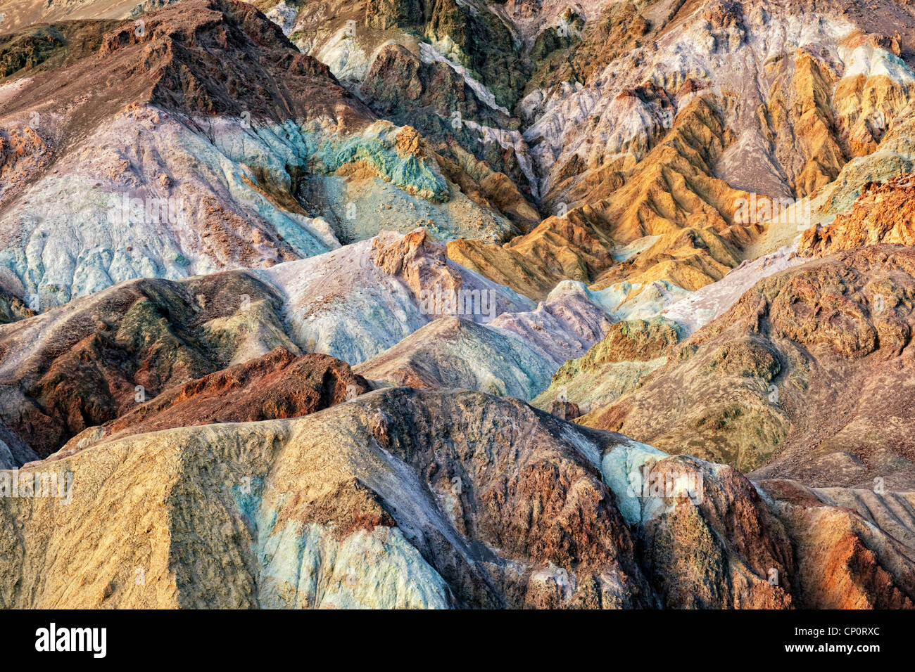 La ossidazione di metalli diversi hanno creato questi colori vividi dell'artista tavolozza in California il Parco Nazionale della Valle della Morte. Foto Stock