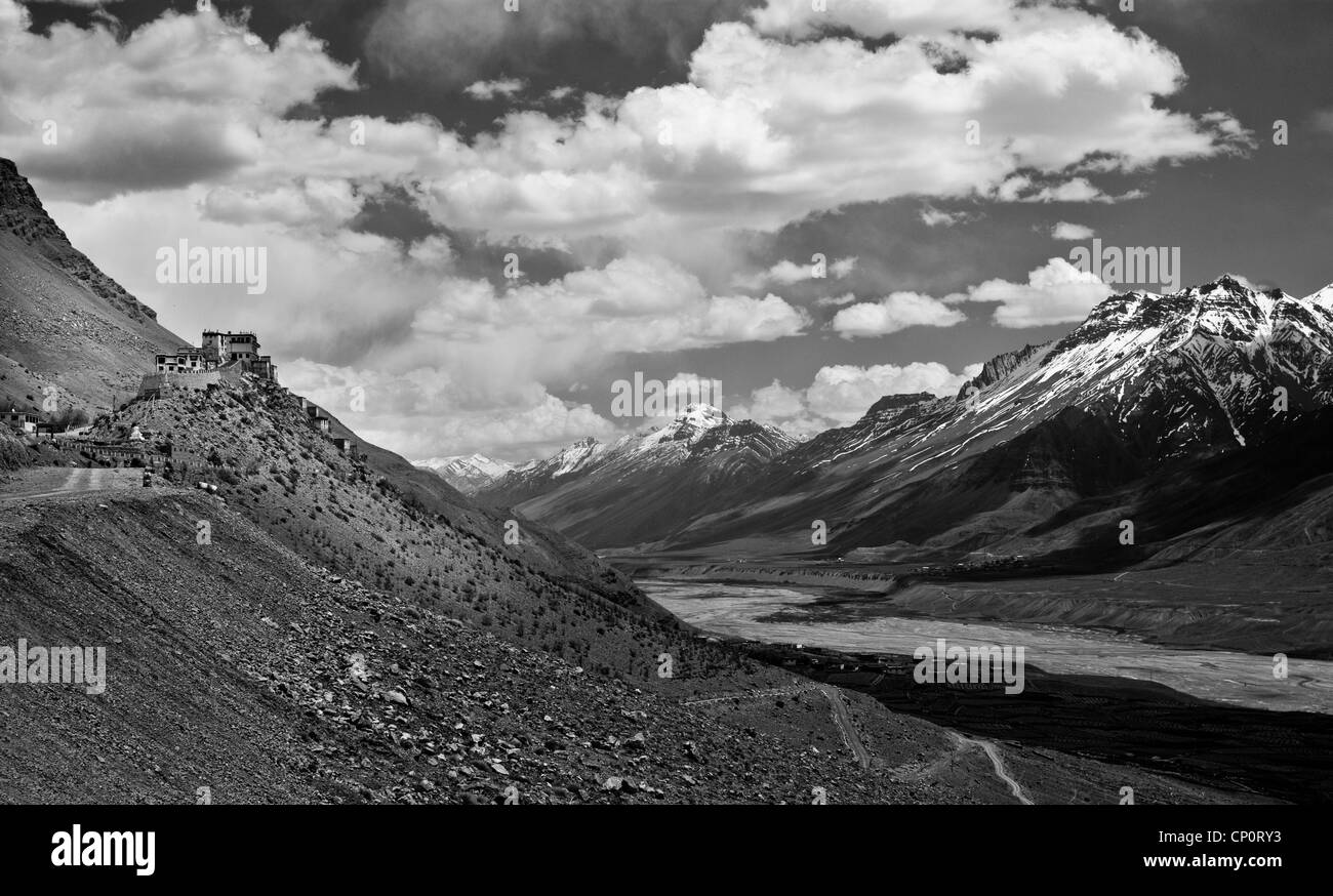 Visualizzazione bianco e nero della Spiti valley e antica chiave (Kee, Ki) monastero in Himalaya indiano Foto Stock