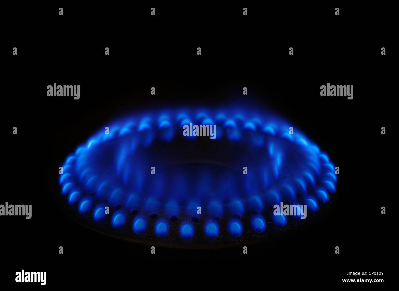 Fornello a gas gamma bruciatore con fiamma blu e uno sfondo scuro Foto Stock
