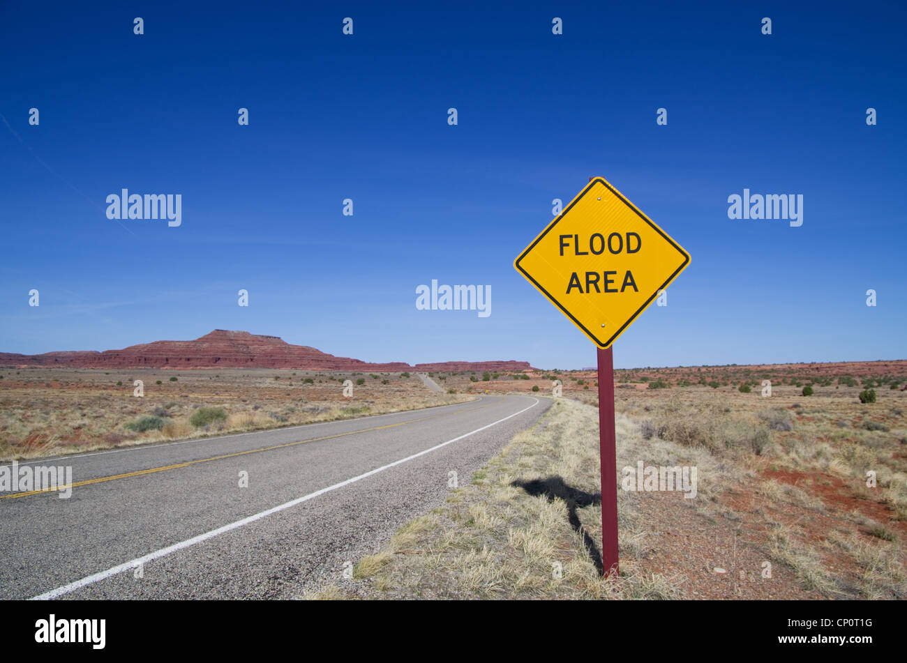 L'immagine orizzontale di area inondabile firmare e strada nel deserto dello Utah Foto Stock