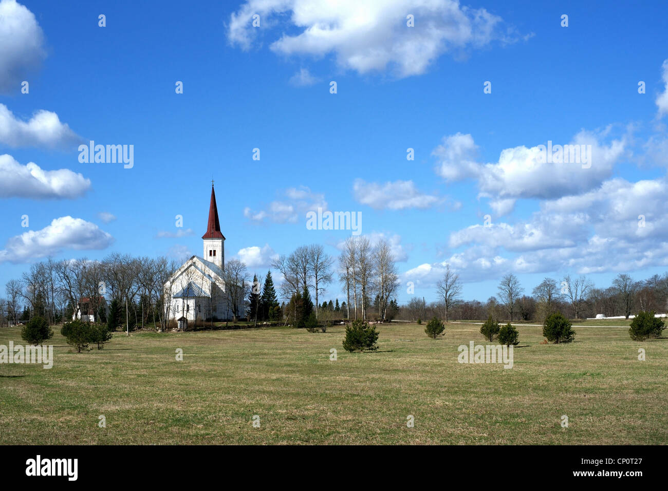 L'Estonia. Bellissima chiesa di funzionamento su uno sfondo di cielo e nuvole Foto Stock