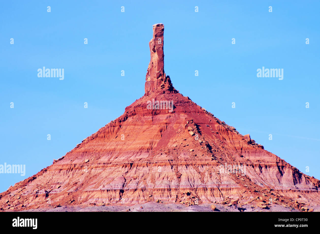 Nord sei Shooter deserto torre in pietra arenaria con un cielo blu sullo sfondo Foto Stock