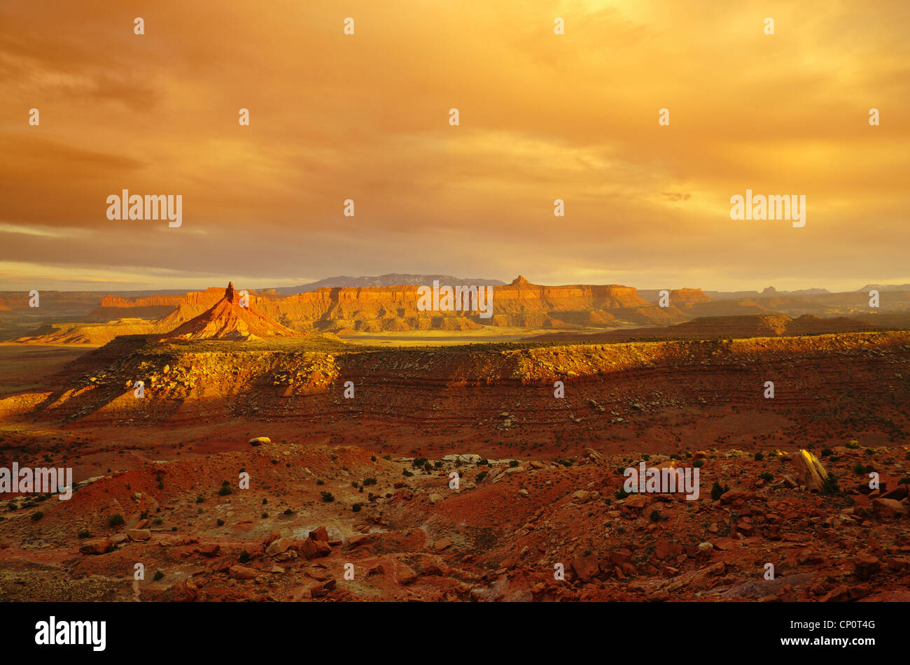 Il paesaggio del deserto vicino a canyonlands utah con una suggestiva illuminazione serale Foto Stock