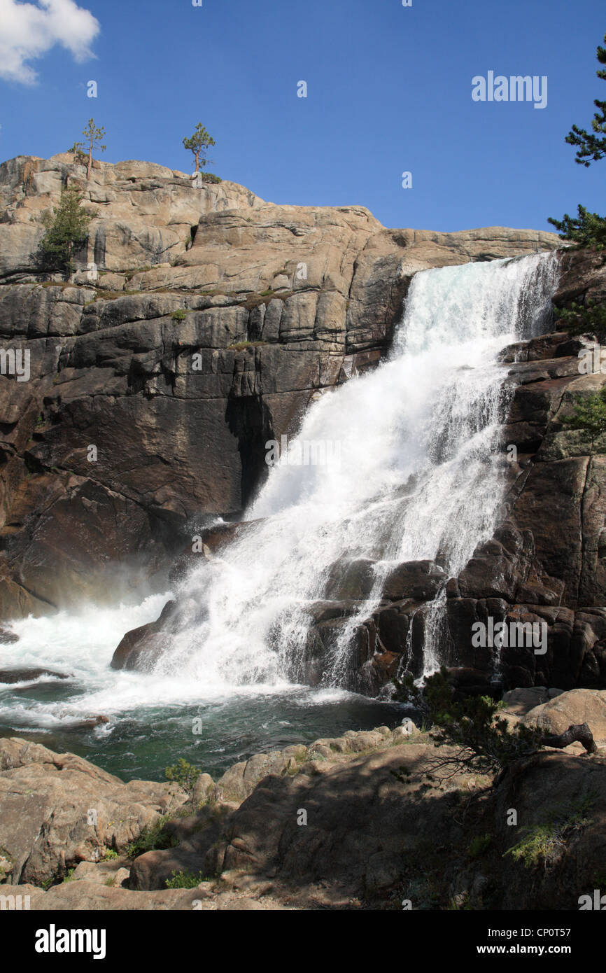 L'immagine verticale del Tuolumne Falls cascate sul fiume Tuolumne nel Parco Nazionale di Yosemite Foto Stock