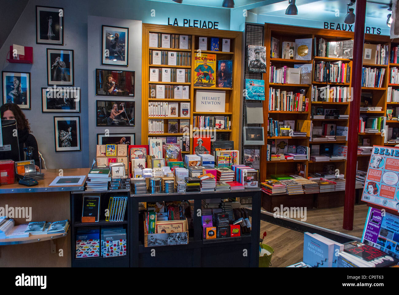 Parigi, Francia, Libreria francese a Pigalle, l'Atelier Librarie, piccola  libreria Foto stock - Alamy