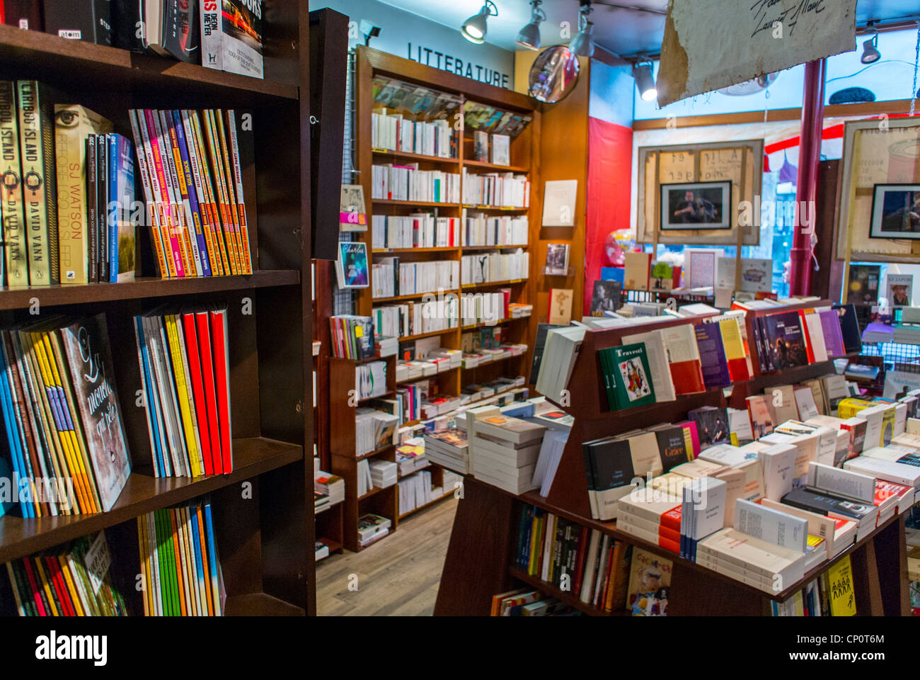 Parigi, Francia, Widea Angle View, all'interno della libreria francese di Pigalle, collezione di libri "l'Atelier Librarie" in mostra Foto Stock