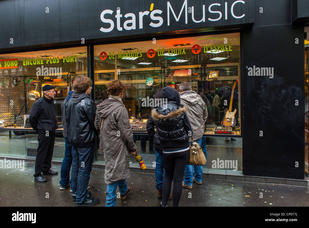 Parigi, francia, francese strumenti musicali, chitarre store a  Pigalle,'star musicale del gruppo di persone che cercano nel negozio di  fronte window shopping Foto stock - Alamy