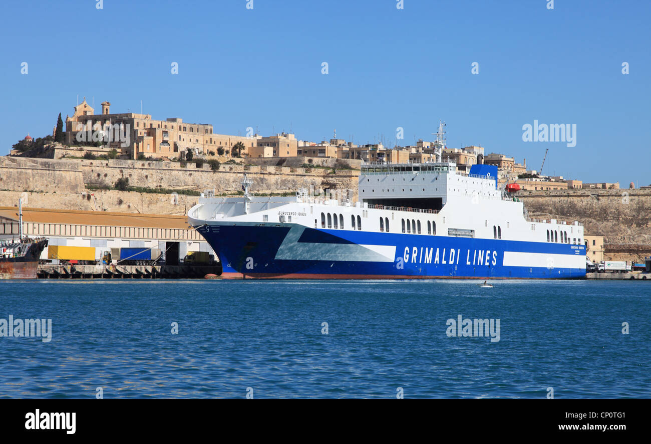 Linee di Grimaldi Ro-Ro nave Eurocargo Venezia nel porto di La Valletta, Malta, il sud dell'Europa. Foto Stock
