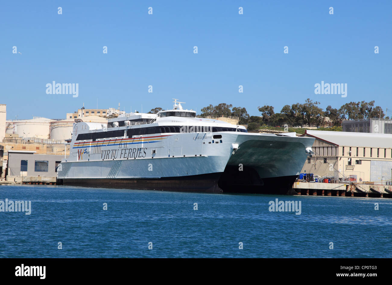 Virtu Ferries catamarano veloce traghetto Jean de la Valette, il porto di La Valletta, Malta, il sud dell'Europa. Foto Stock