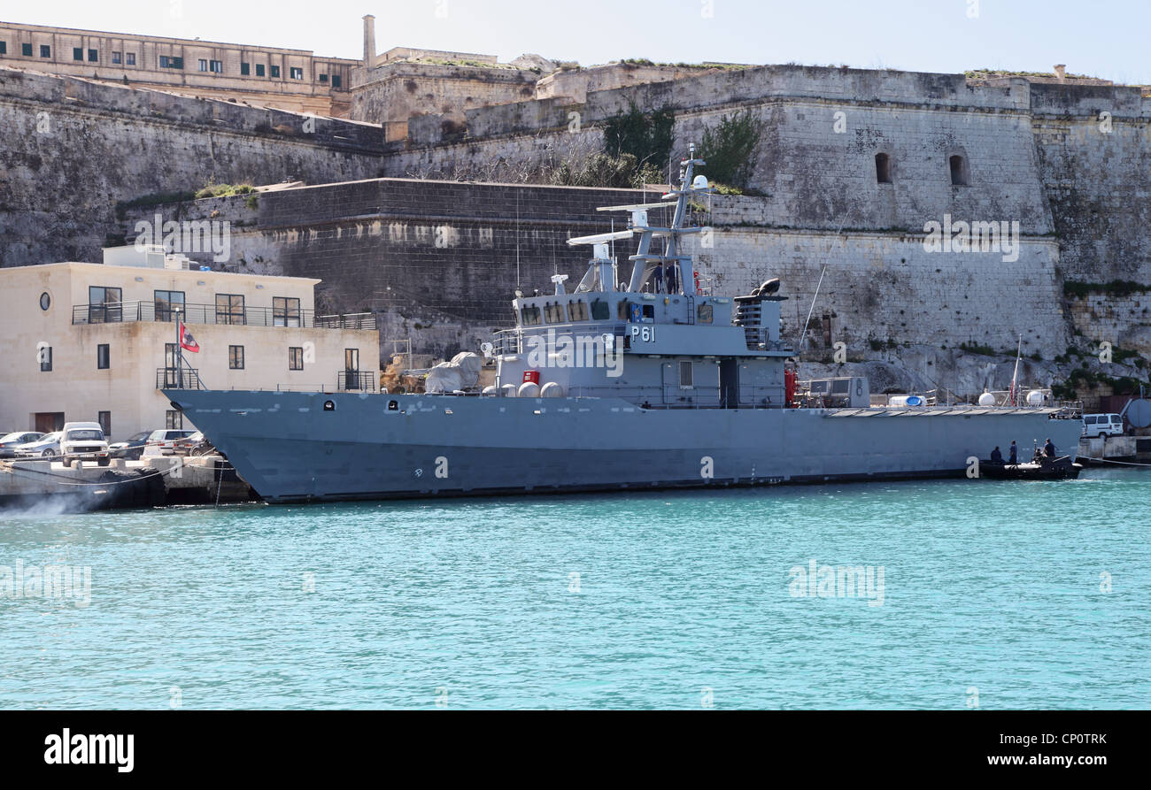 Il Maltese forze armate classe Diciotti Offshore nave pattuglia P61 il porto di La Valletta, Malta, il sud dell'Europa. Foto Stock