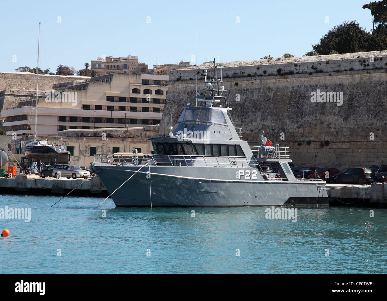 Il Maltese forze armate Inshore motovedetta P22 il porto di La Valletta, Malta, il sud dell'Europa. Foto Stock