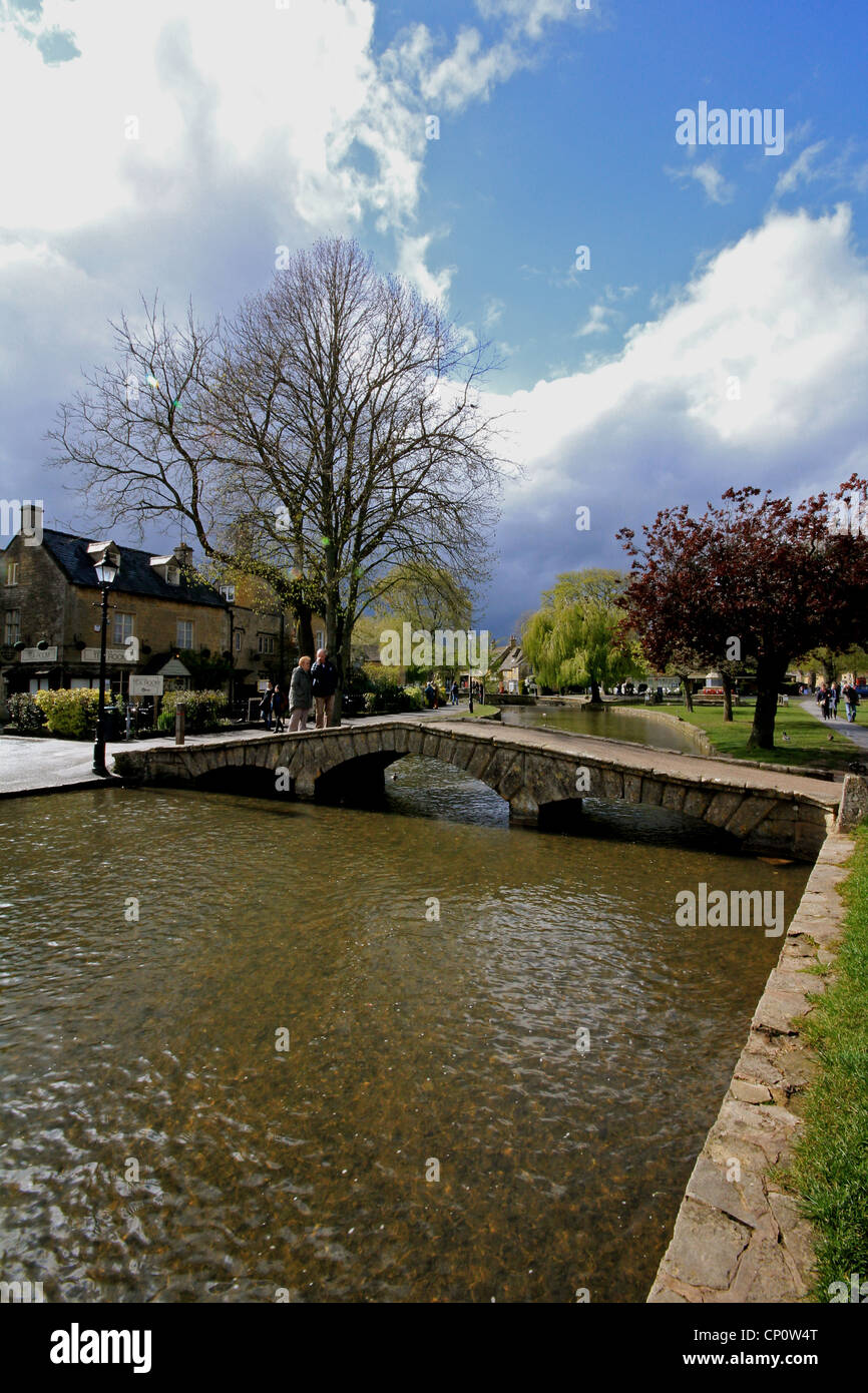 Una passerella sul fiume a Bourton sull'acqua in Cotswolds Foto Stock