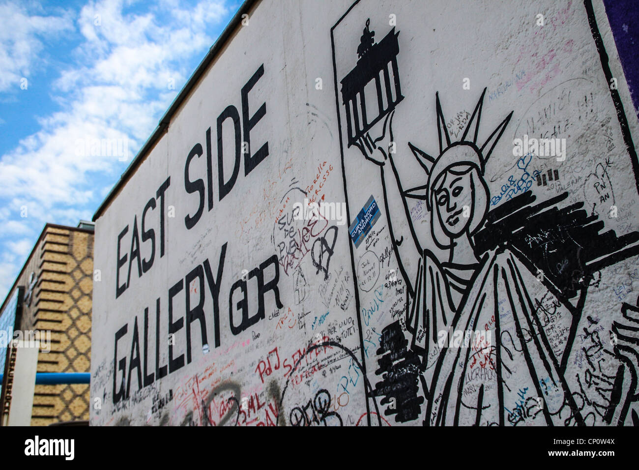 La East Side Gallery di murales sono la strada-arte a Berlino, dipinta su una propria parete di famosi Foto Stock