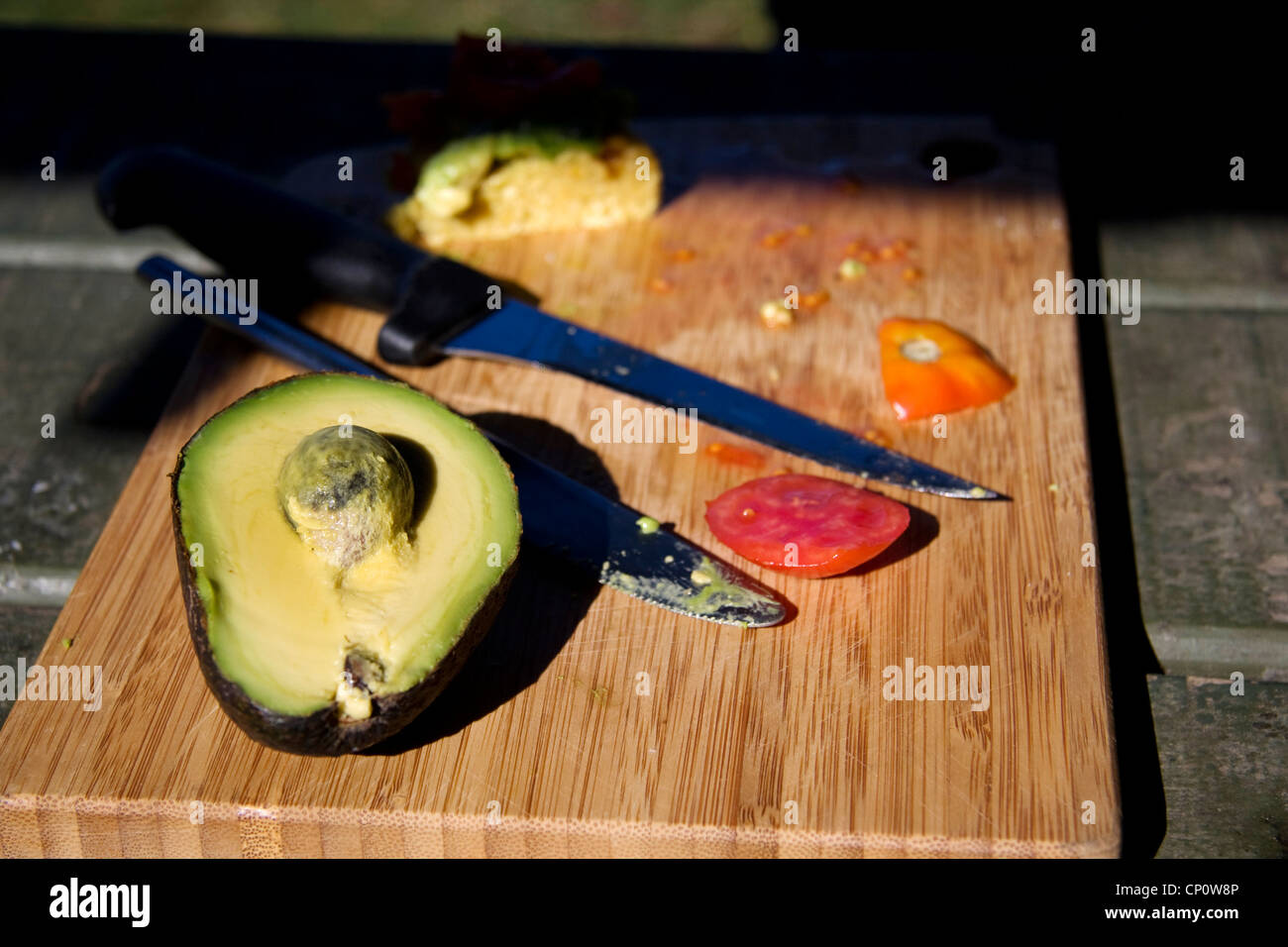 Taglio a metà Avocado. Foto Stock