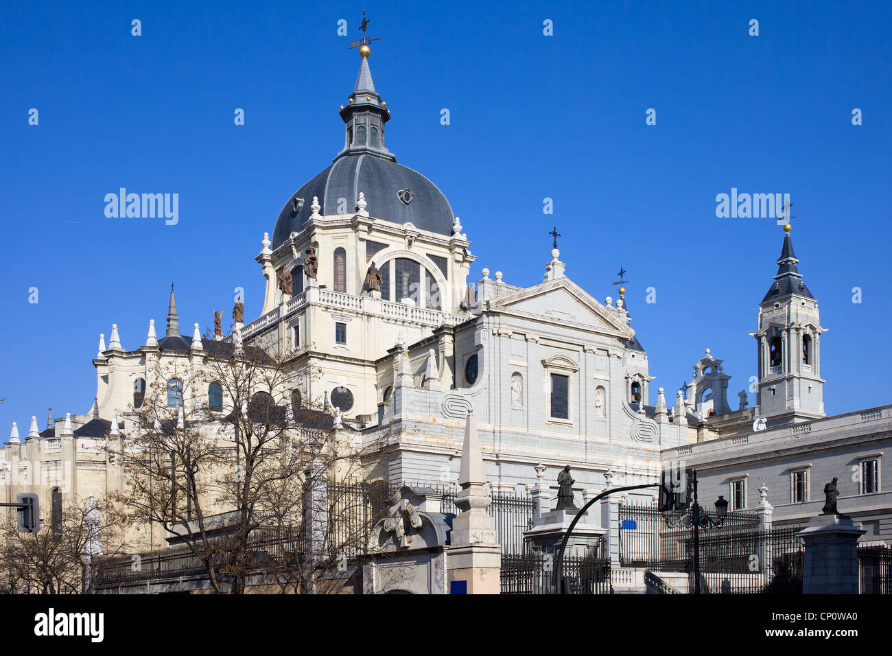 Cattedrale di Almudena (Cattedrale di Santa María la Real de La Almudena) a Madrid, Spagna Foto Stock