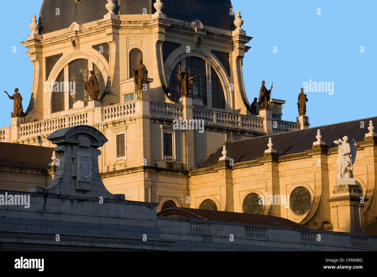 Cattedrale di Almudena (Cattedrale di Santa María la Real de La Almudena) dettagli architettonici di Madrid in Spagna Foto Stock