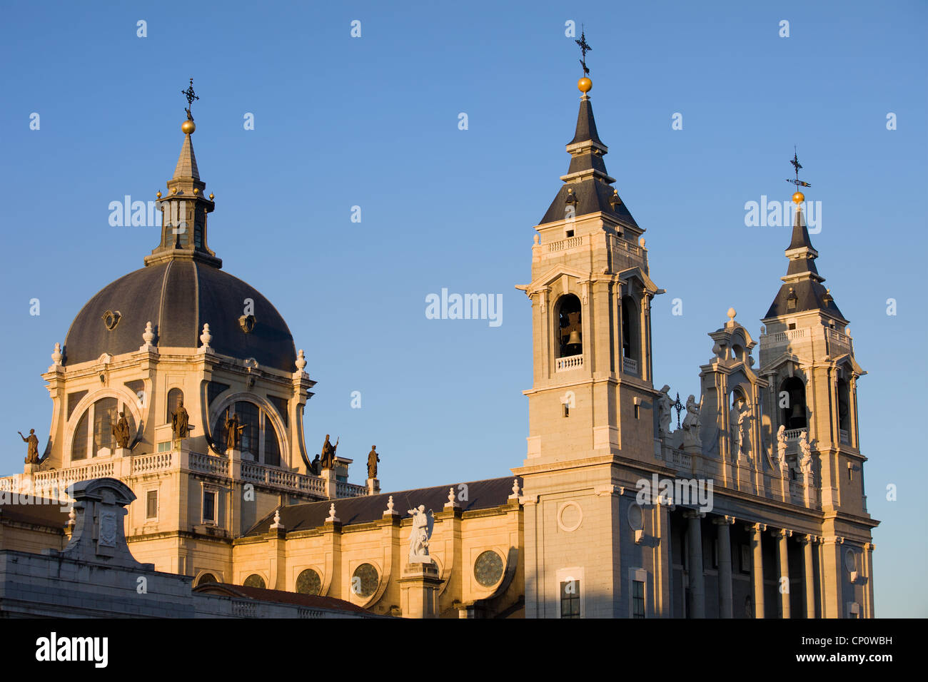 Cattedrale di Almudena (Cattedrale di Santa María la Real de La Almudena) a Madrid, Spagna Foto Stock