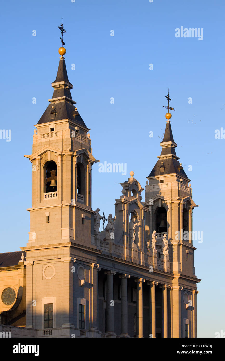 Cattedrale di Almudena (Cattedrale di Santa María la Real de La Almudena) campanili a Madrid, Spagna Foto Stock