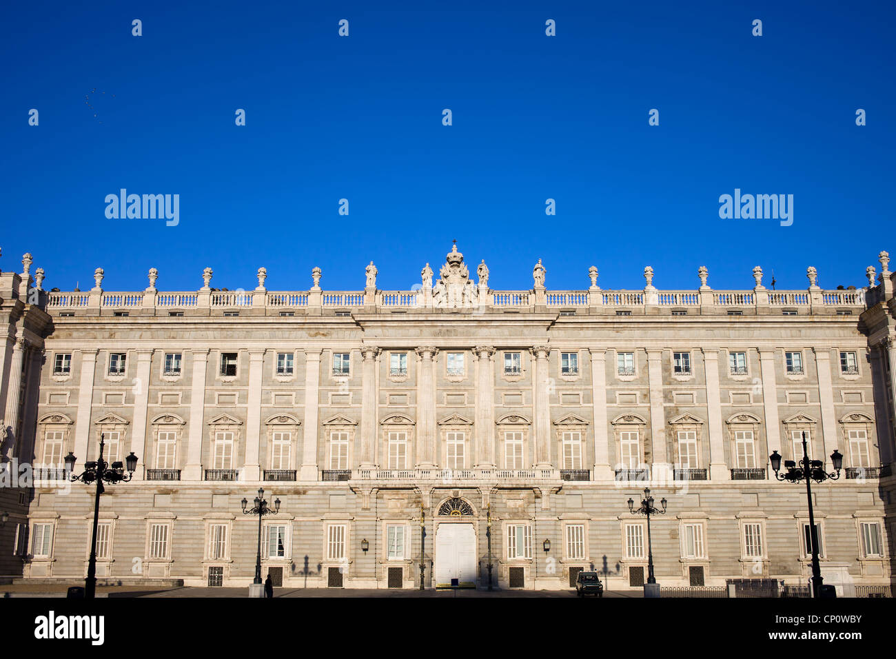 Royal Palace (Spagnolo: Palacio Real de Madrid) famosa pietra miliare storica facciata est di Madrid in Spagna Foto Stock