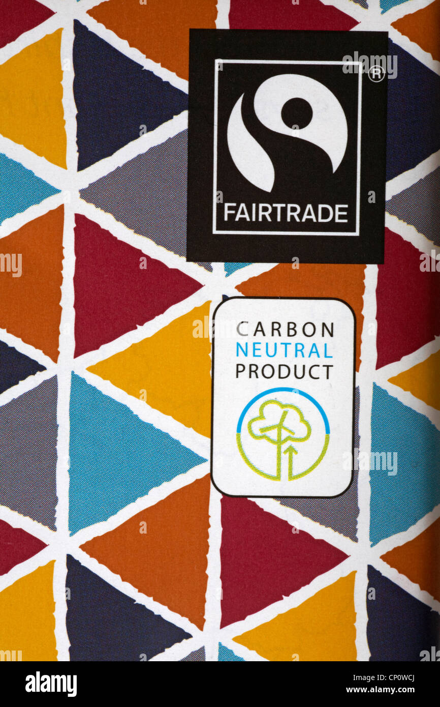 Fairtrade e il carbonio prodotto neutro loghi sulla barra di cioccolato - Fairtrade simbolo logo del commercio equo e solidale Foto Stock