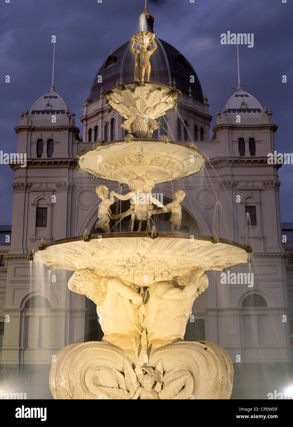 Fontana al tramonto di fronte al Royal Exhibition Building Melbourne Victoria Australia Foto Stock