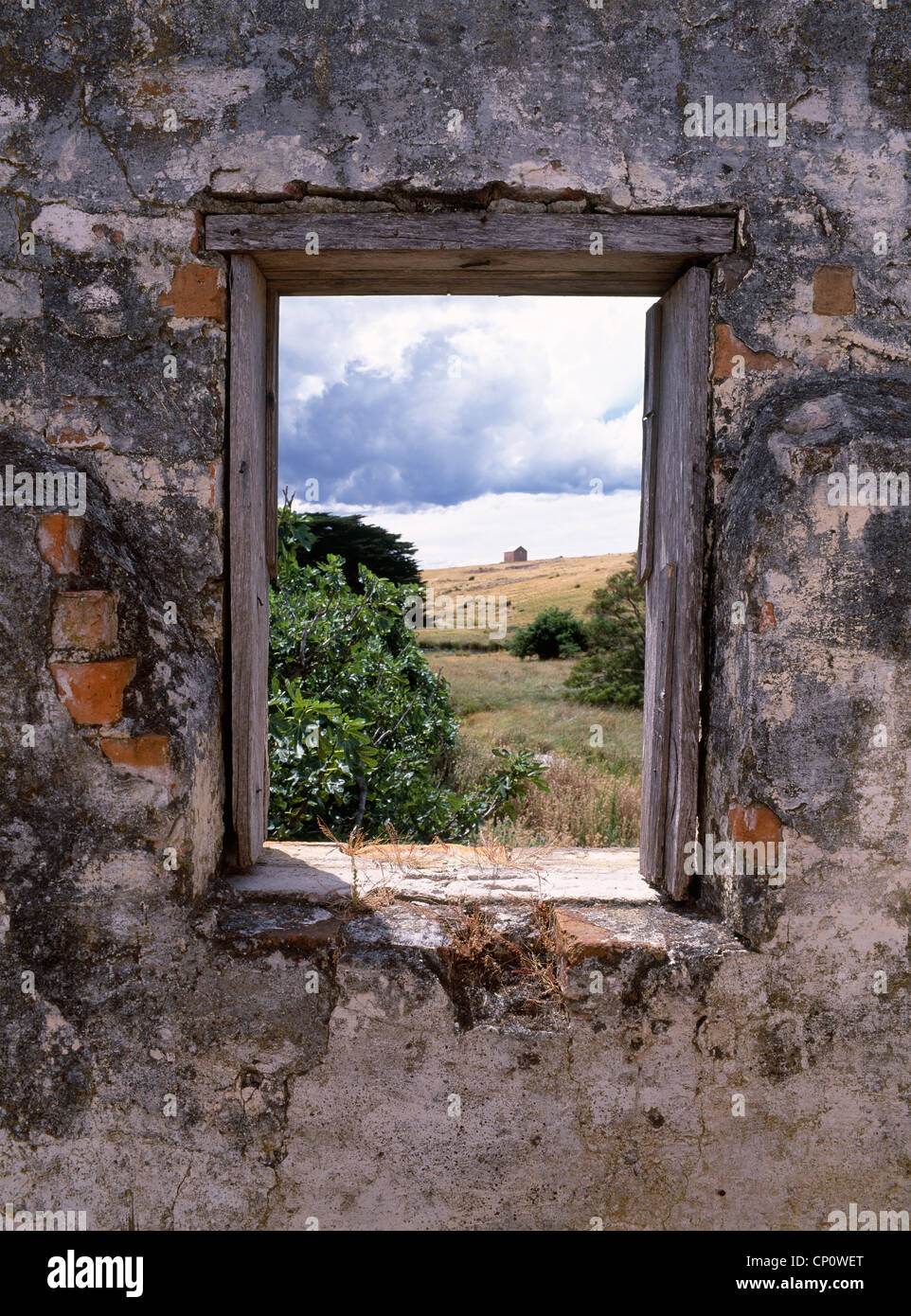 Vista attraverso una finestra di un vecchio e storico rovina a Darlington Maria Parco Nazionale dell'isola di Tasmania Australia Foto Stock