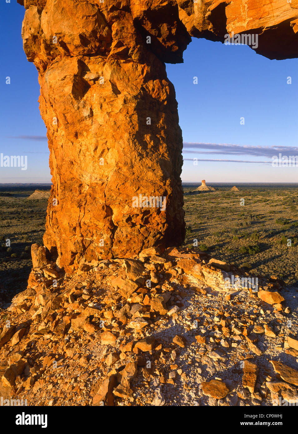 Vista delle camere pilastro attraverso un arco di pietra arenaria su Castle Rock al pilastro Camere Territorio del Nord Australia Foto Stock