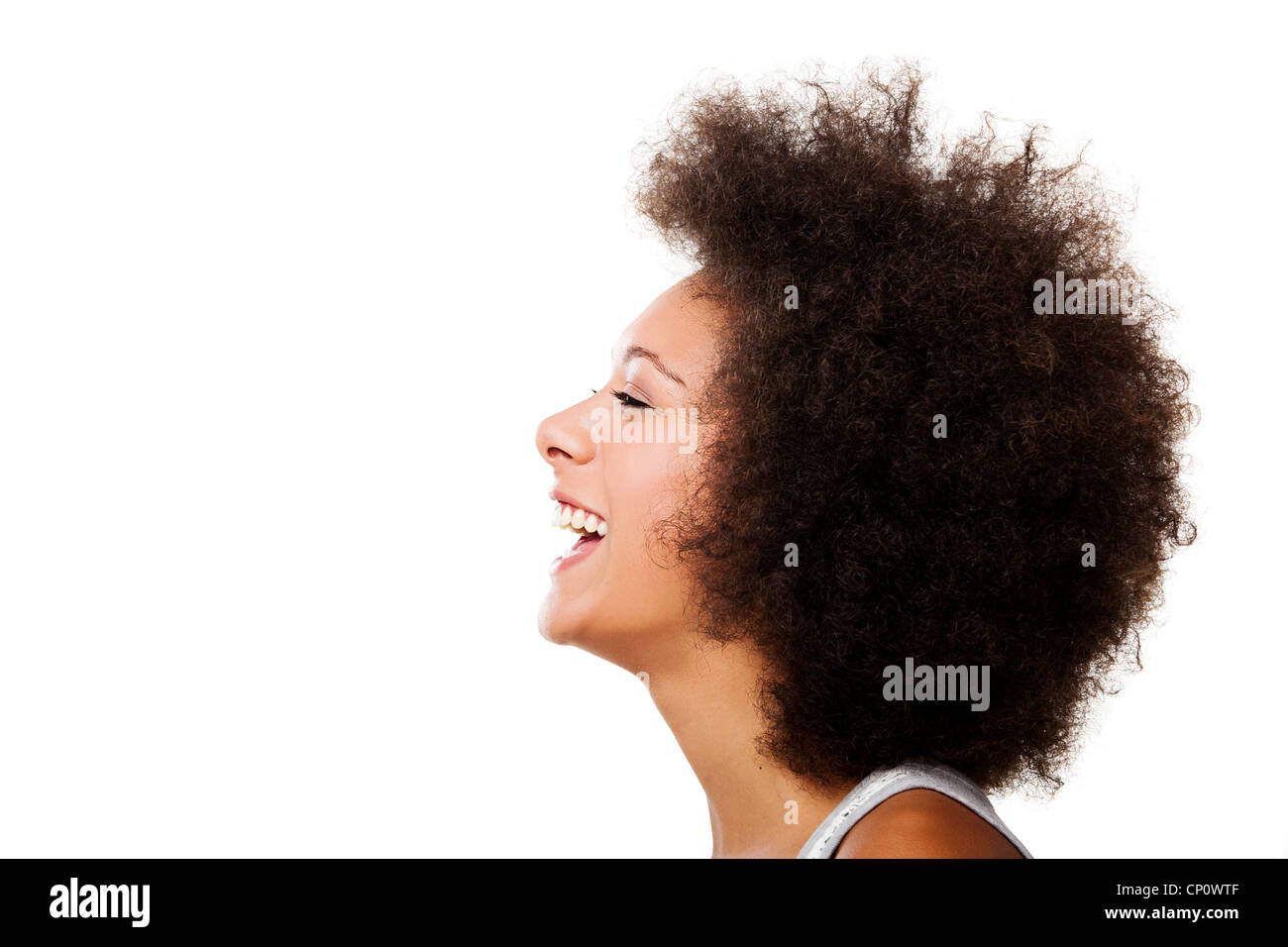 Ritratto di un americano africano donna ridere, isolati su sfondo bianco Foto Stock