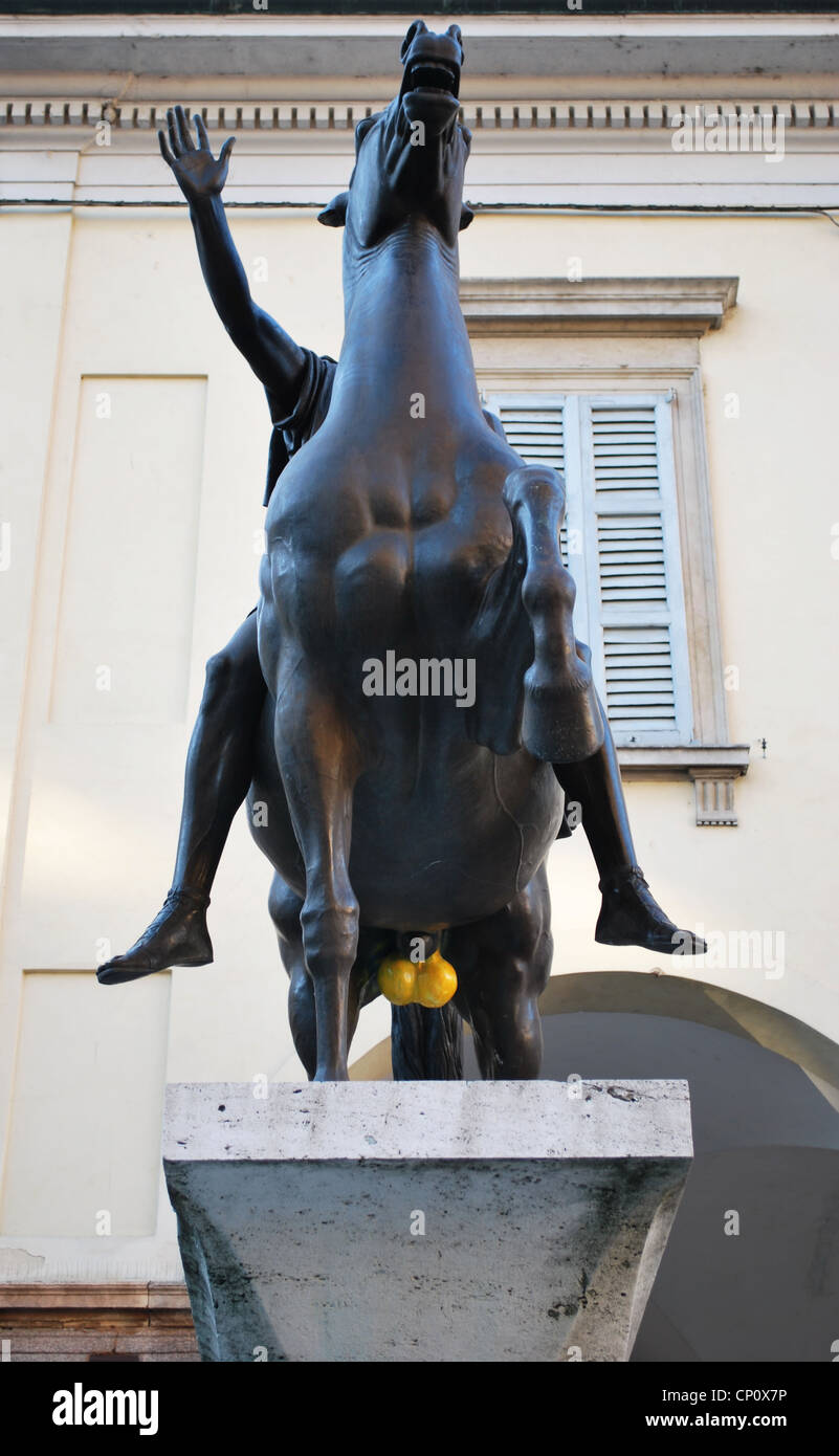 Regisole statua equestre in bronzo, Piazza Duomo, Pavia, Lombardia, Italia Foto Stock