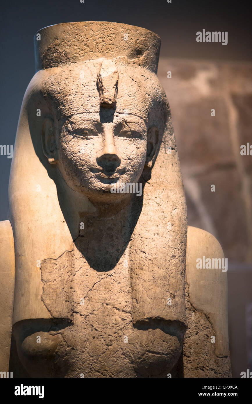 Busto di una dea, probabilmente Mut. Calcare. British Museum. Attorno al 1400 A.C. Da Tebe. Xviii dinastia. Nuovo Regno. Foto Stock