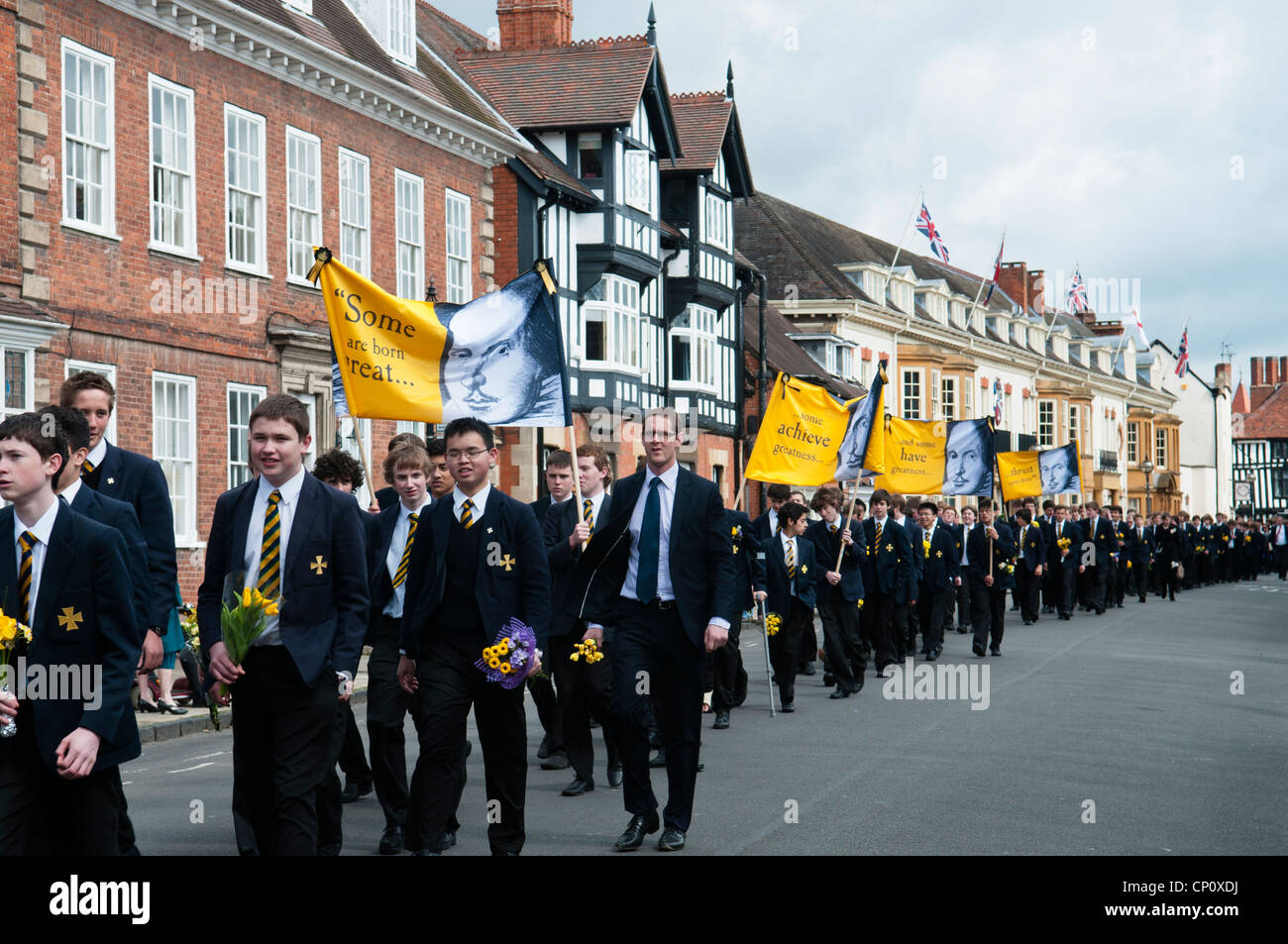 Gli alunni di King Edward VI School prendendo parte alla William Shakespeare processione di compleanno Foto Stock