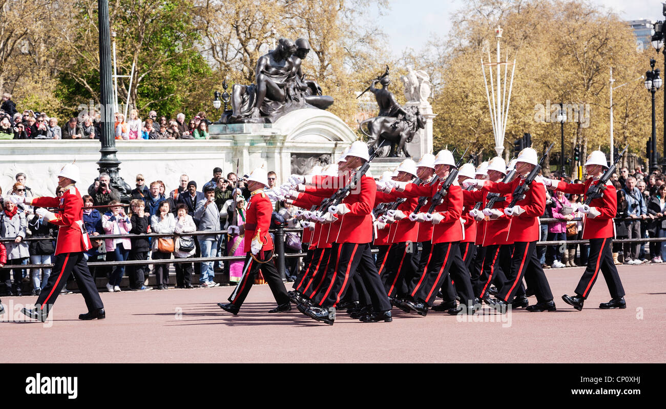 Cambio della guardia al di fuori Buckingham Palace a Londra, Inghilterra. Foto Stock