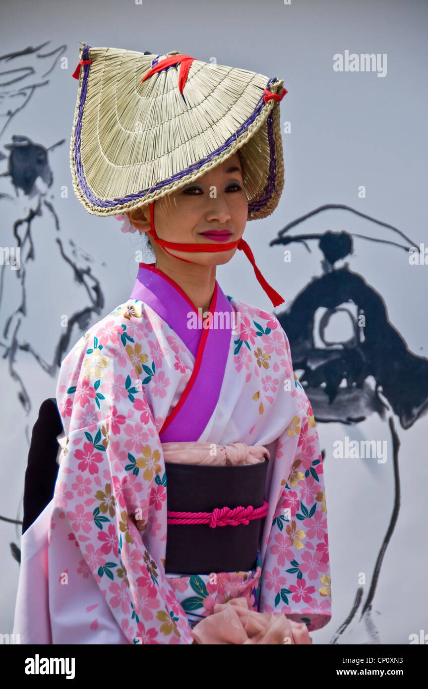 Giovane donna dal 'sakura' ensemble - azienda specializzata in Minyo, giapponese tradizionale danza e musica. Foto Stock