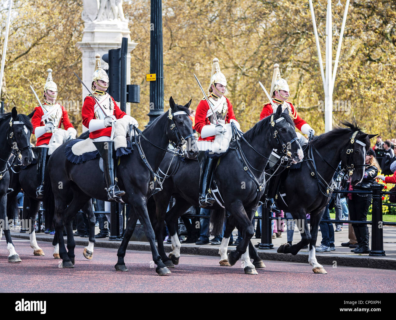 Cavalleria domestico sul Mall, il cambio della guardia a Buckingham Palace a Londra, Inghilterra. Foto Stock