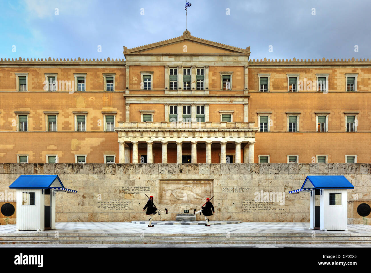 Il tradizionale 'Cambio della guardia' Cerimonia di fronte al parlamento greco edificio a piazza Syntagma Foto Stock