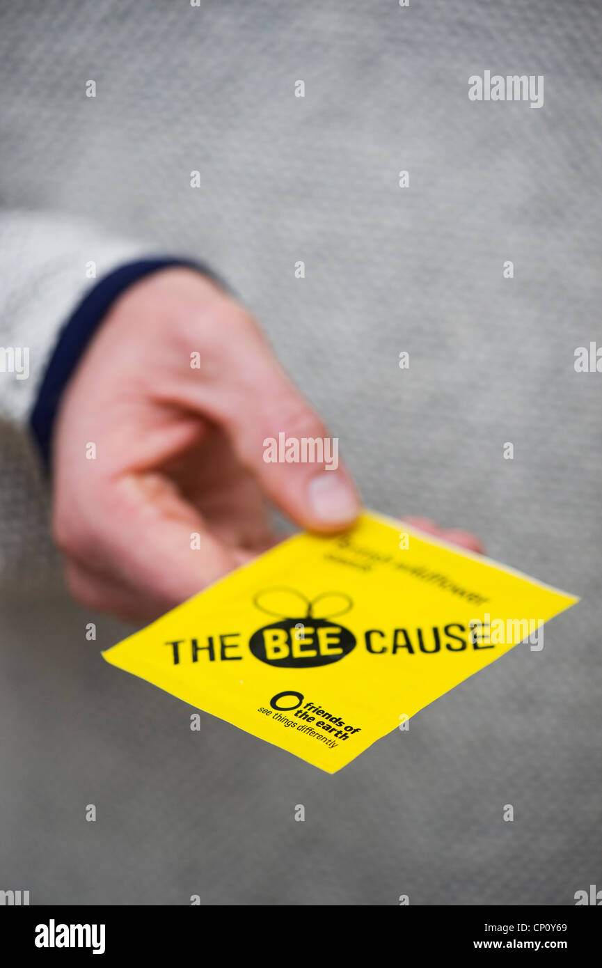 Mano azienda British Millefiori "Amici della terra" pacchetto di sementi per aiutare le api Foto Stock