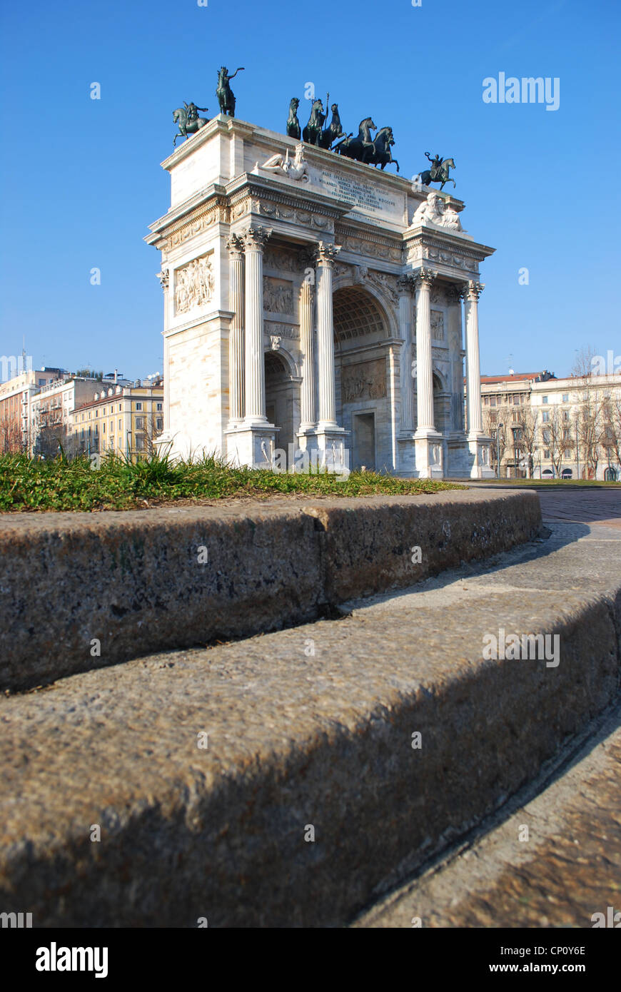 Storico arco in marmo Arco della Pace Piazza Sempione, Milano, Lombardia, Italia Foto Stock