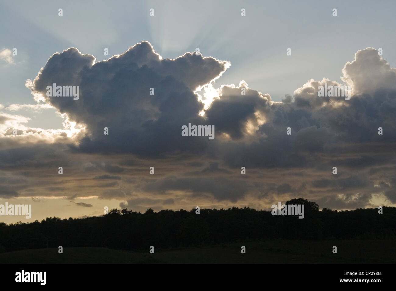 Storm Cloud in Sky previsioni di pioggia imminente Foto Stock